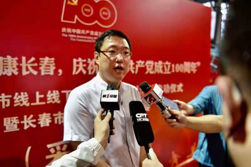 群体处副处长王佶接受采访.jpg